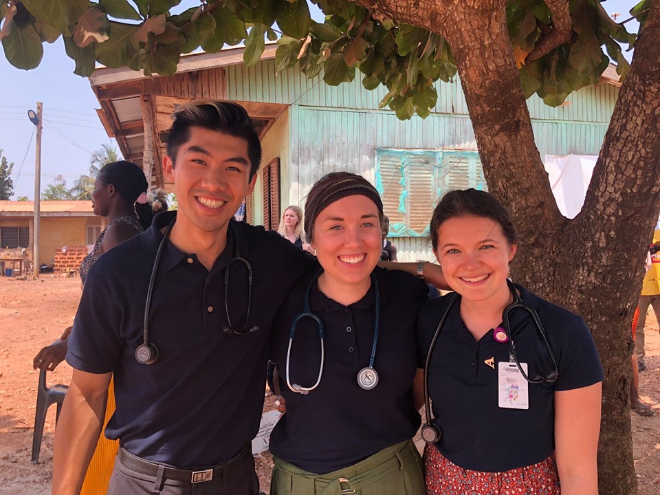 trois étudiants en soins infirmiers souriant